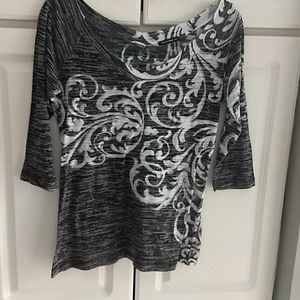 Print top with 3/4 sleeve and scoop neck